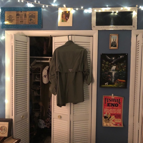 Columbia pfg with Omni shade sage button down L - Picture 6 of 8